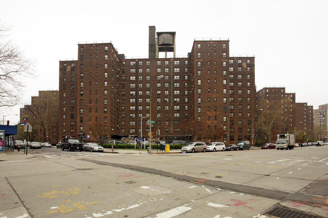 East River in New York, NY - Building Photo