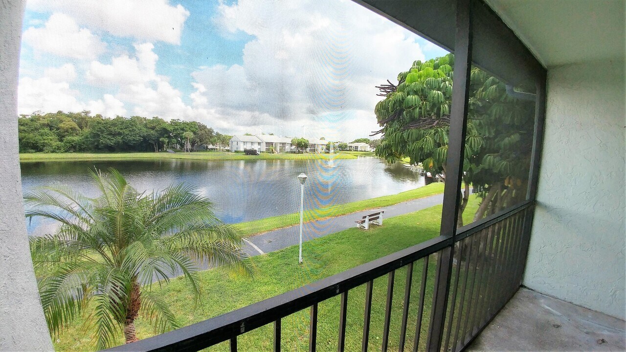 1001 Green Pine Blvd in West Palm Beach, FL - Building Photo