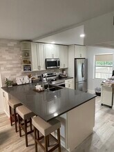 1020 Country Club Dr, Unit 406 in Margate, FL - Foto de edificio - Building Photo