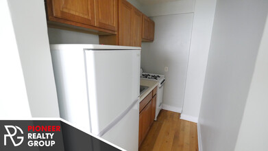 429 W Roscoe St, Unit 409 in Chicago, IL - Building Photo - Building Photo