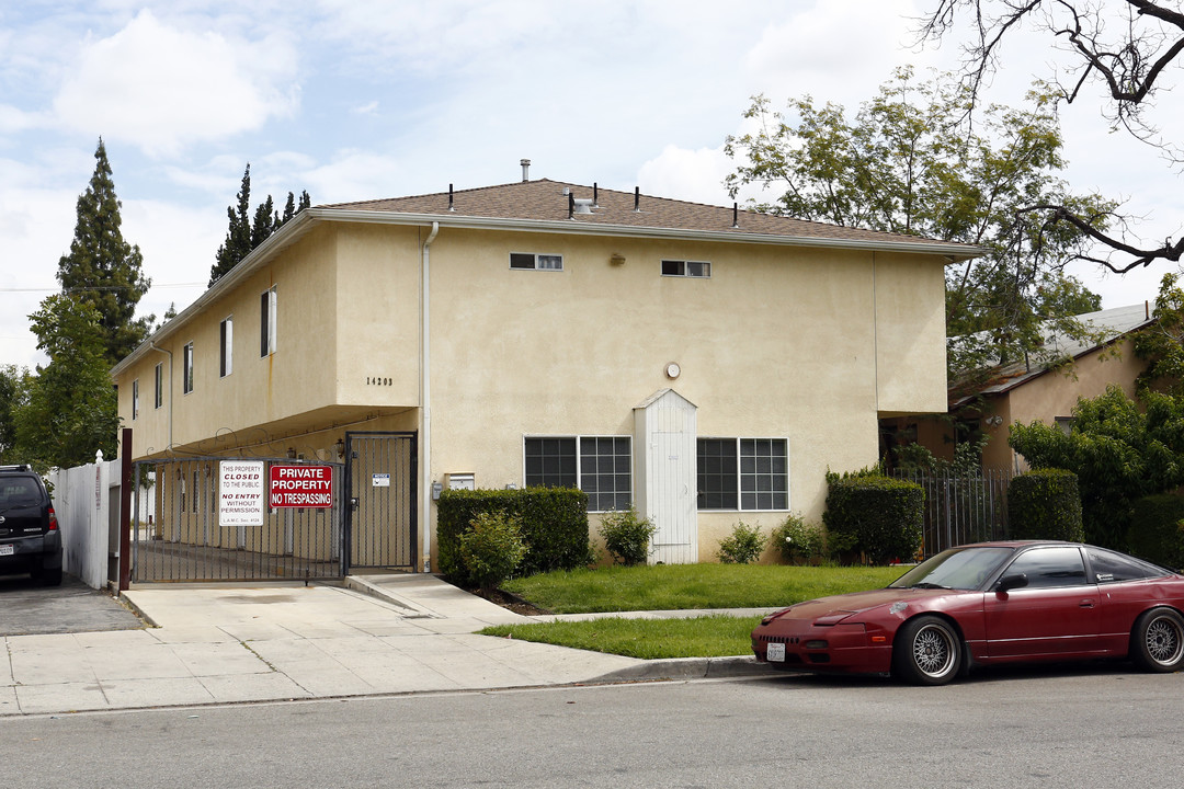 14203 Sylvan St in Van Nuys, CA - Building Photo