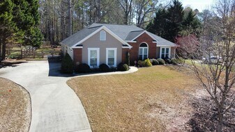 110 Inland Cir in Newnan, GA - Building Photo