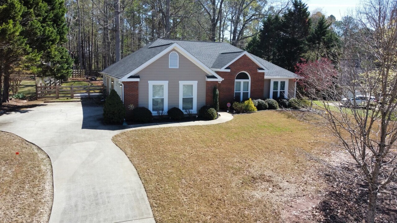 110 Inland Cir in Newnan, GA - Building Photo