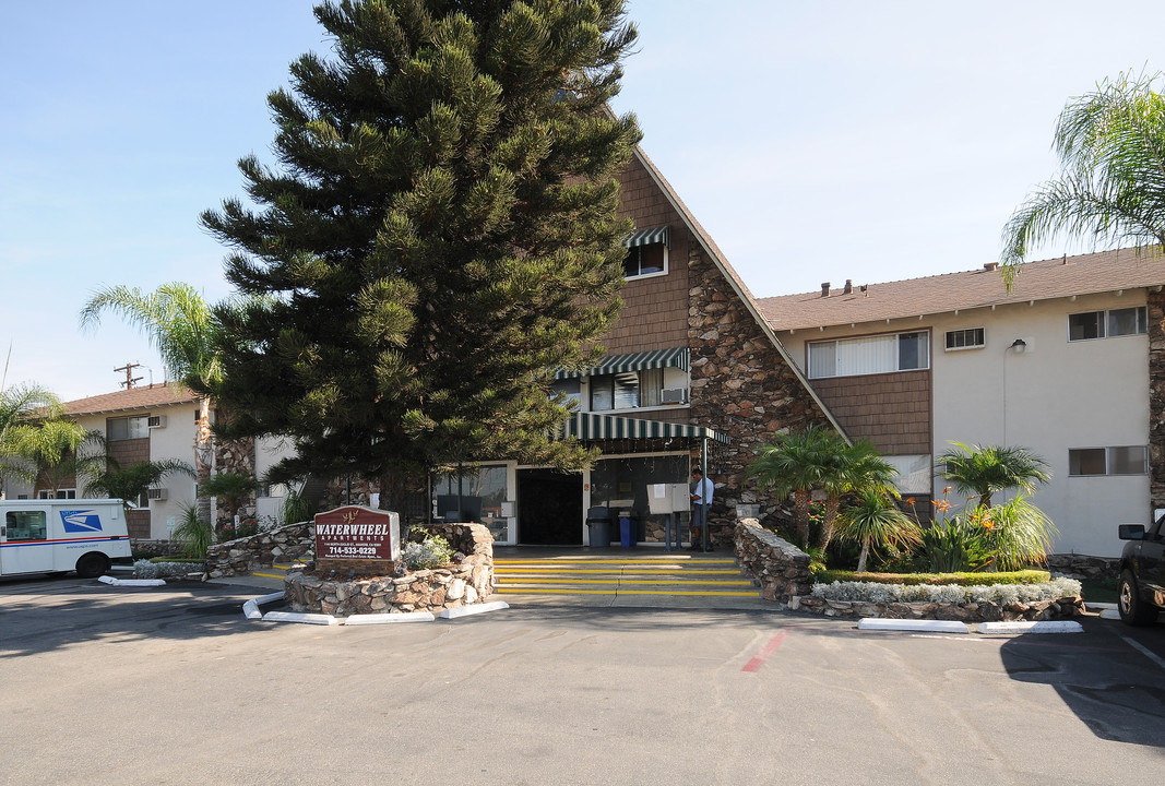 Waterwheel Apartments in Anaheim, CA - Foto de edificio