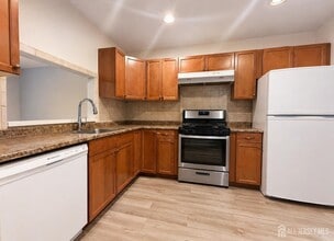 161 Applegate Ln in East Brunswick, NJ - Building Photo - Building Photo