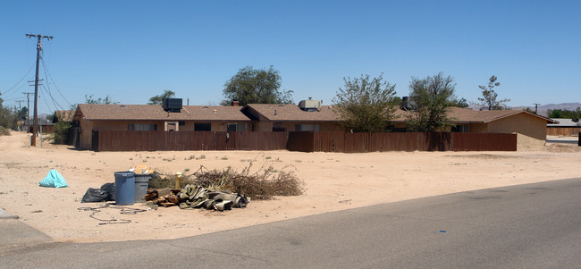 13192 Navajo Rd in Apple Valley, CA - Building Photo - Building Photo