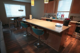 13026 56th Ave S, Unit # A in Tukwila, WA - Foto de edificio - Building Photo