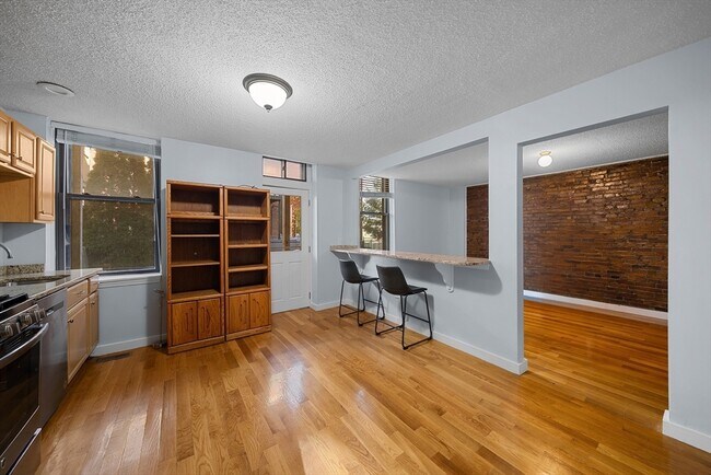 192 Athens St, Unit 1 in Boston, MA - Building Photo - Building Photo
