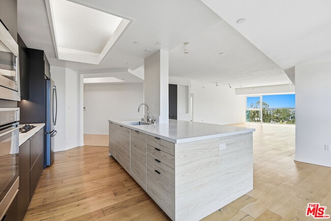 property at 13600 Marina Pointe Dr