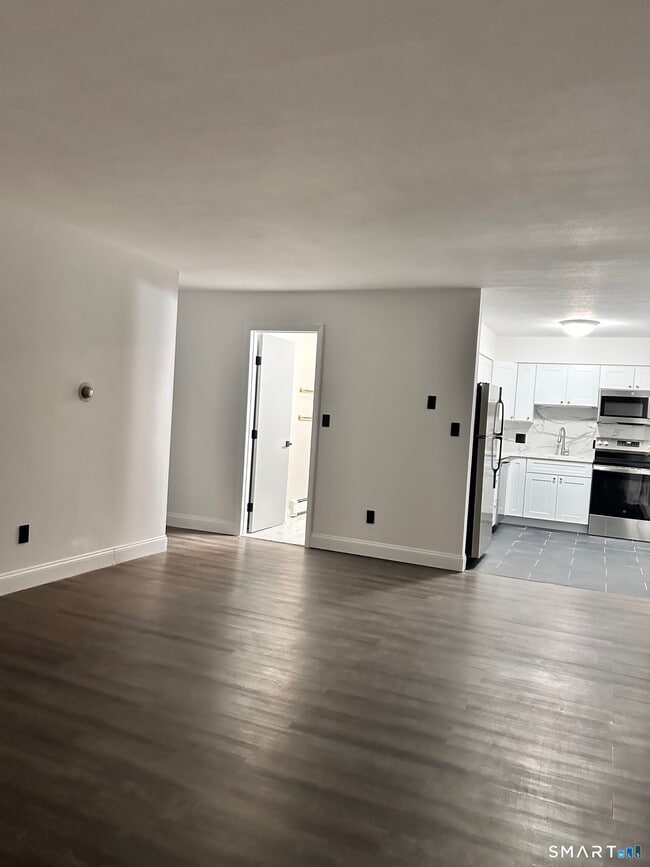 1109 Waterbury Rd in Cheshire, CT - Building Photo - Building Photo