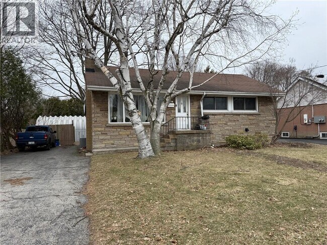 180 W 18th St in Hamilton, ON - Building Photo - Building Photo