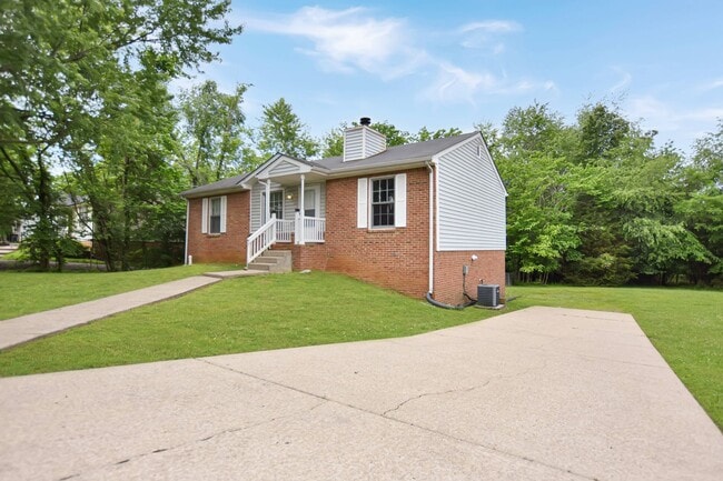 910 Ryan Dr in Clarksville, TN - Foto de edificio - Building Photo