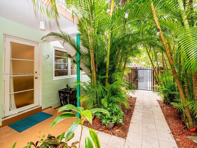 1127 Meridian Ave in Miami Beach, FL - Building Photo - Building Photo