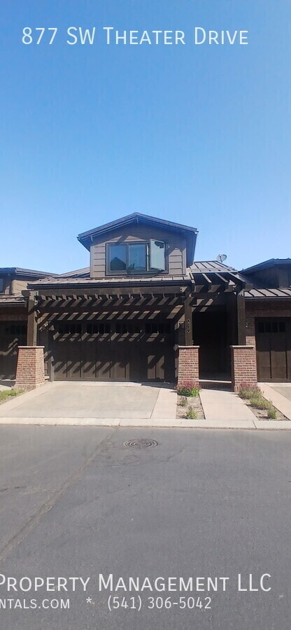 877 SW Theater Dr in Bend, OR - Building Photo - Building Photo