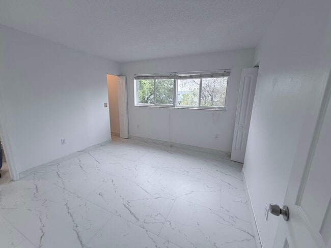 9365 Fontainebleau Blvd, Unit E-218 in Miami, FL - Building Photo - Building Photo