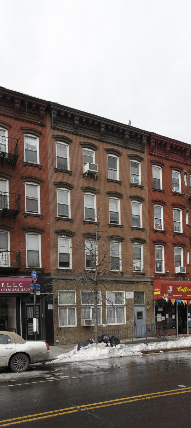 1031 Manhattan Ave in Brooklyn, NY - Foto de edificio - Building Photo