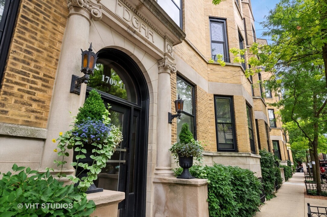 1709 N Crilly Ct in Chicago, IL - Building Photo