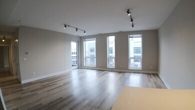 1554 N Talman Ave, Unit 402 in Chicago, IL - Foto de edificio - Building Photo