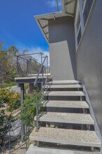 3246 Barham Blvd in Los Angeles, CA - Building Photo - Building Photo