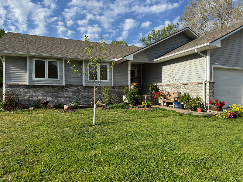 700 E 1st St in Whitewater, KS - Building Photo