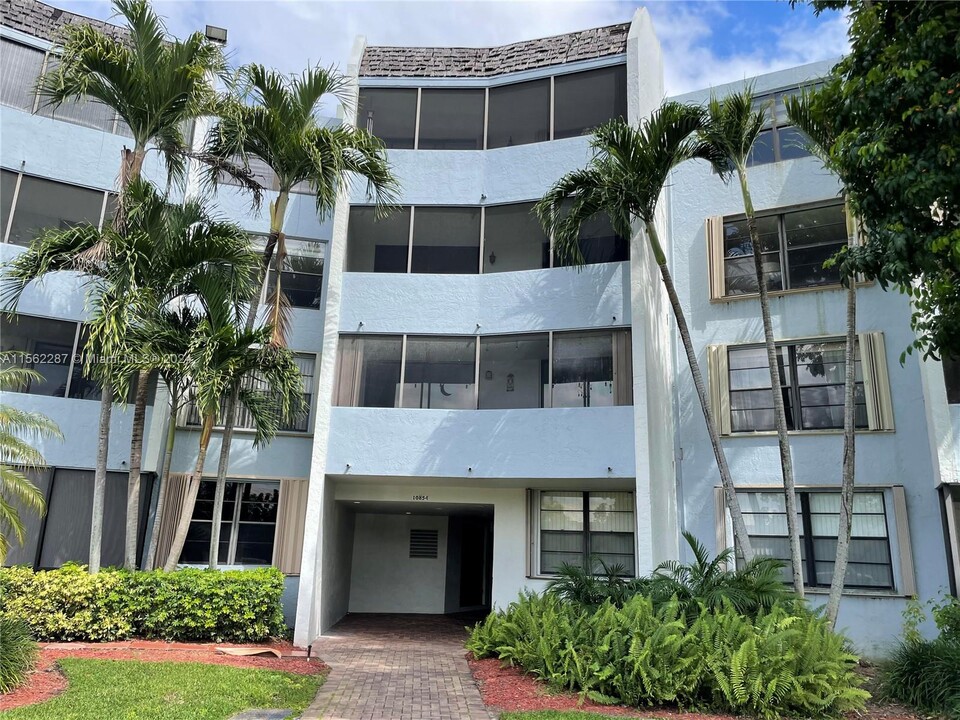 10854 N Kendall Dr in Miami, FL - Building Photo