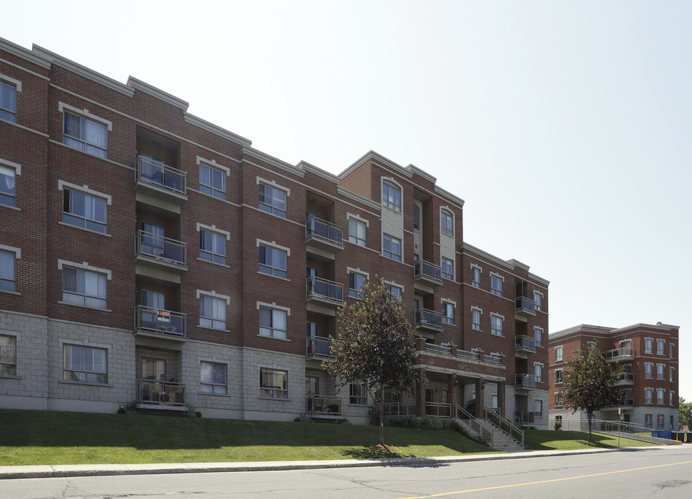 Chateau St Louis in Montréal, QC - Building Photo