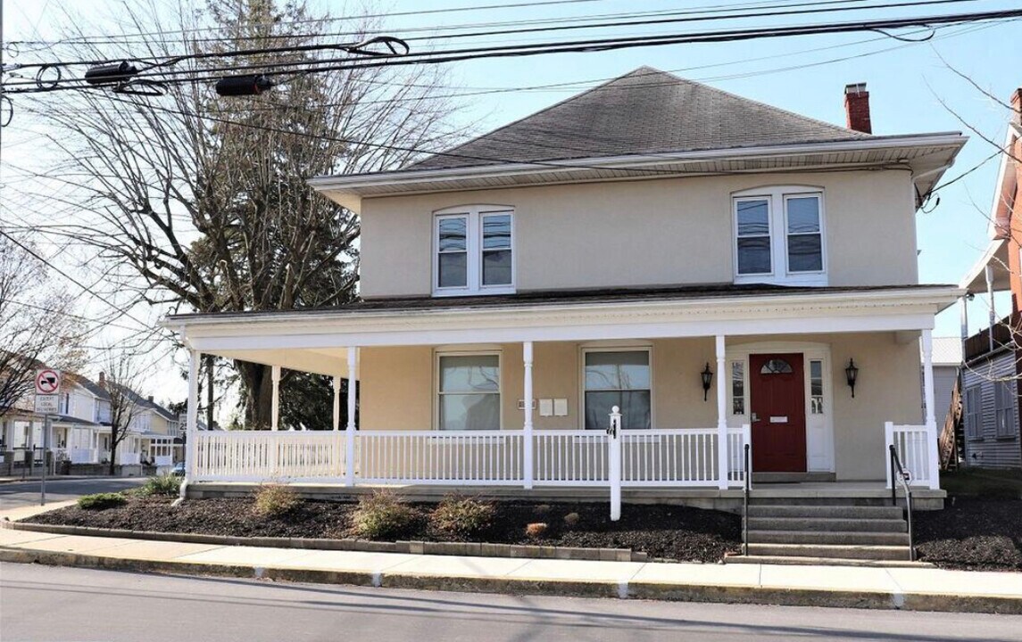 1018 Main St, Unit 1 in Akron, PA - Building Photo