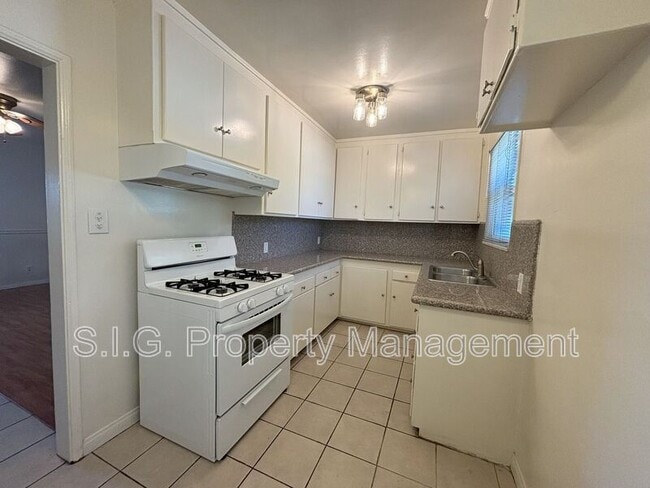 property at 627 1/2 W Glenoaks Blvd