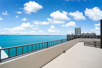 520 Brickell Key Dr in Miami, FL - Foto de edificio - Building Photo