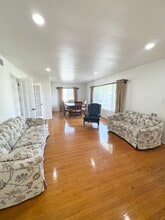 1324 E Madison Ave in Orange, CA - Foto de edificio - Building Photo