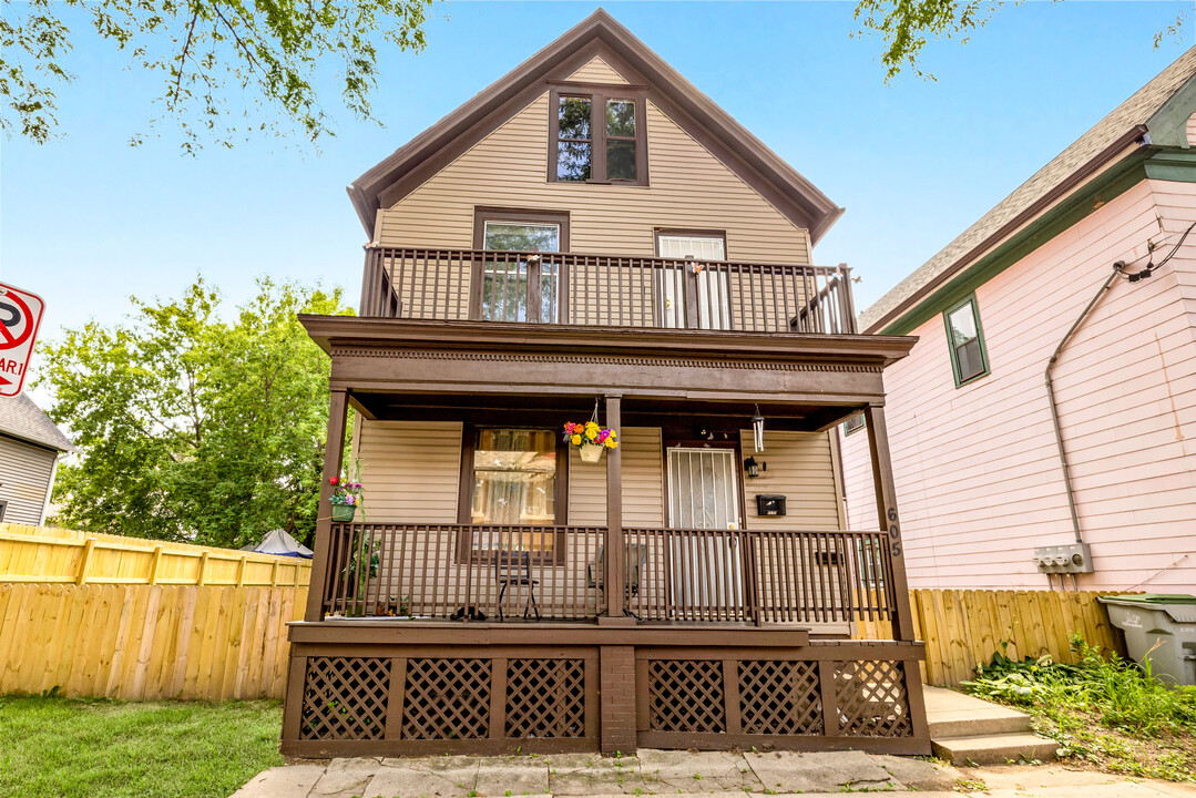 605 E Wright St, Unit Lower in Milwaukee, WI - Foto de edificio