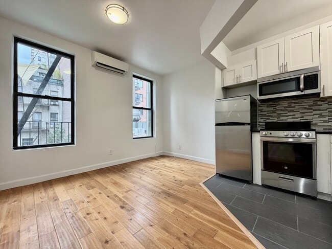 346 W 52nd St in New York, NY - Building Photo - Building Photo