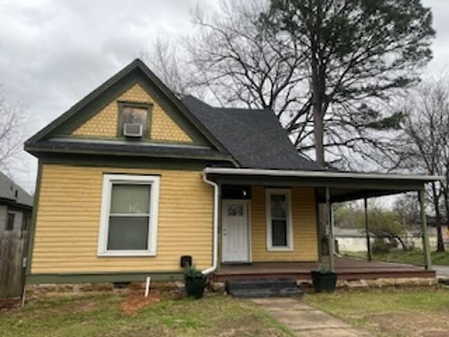 property at 923 S 18th St