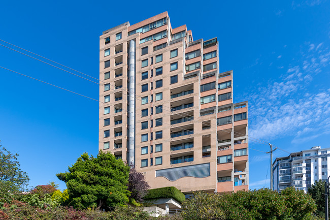 Les Terraces in West Vancouver, BC - Building Photo - Building Photo