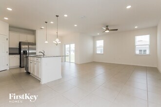 438 Reina Wy in Eagle Lake, FL - Building Photo - Building Photo