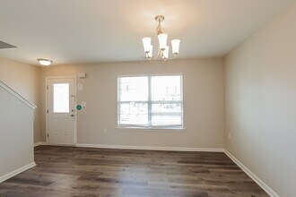 1548 Summer View Ln in Dallas, NC - Foto de edificio - Building Photo