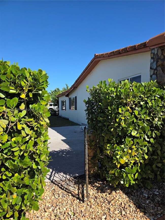 1191 W 53rd Terrace in Hialeah, FL - Building Photo - Building Photo