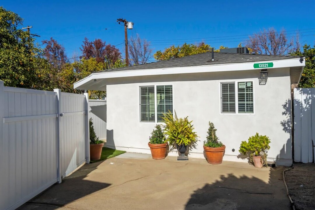 13521 Hamlin St in Van Nuys, CA - Foto de edificio