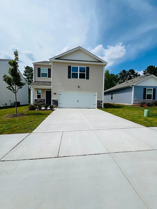 246 Palm Dr in Sanford, NC - Building Photo