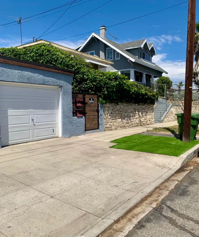 566 W Santa Cruz St