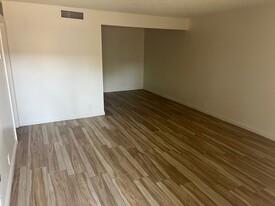 585 S Royal Crest Cir in Las Vegas, NV - Building Photo