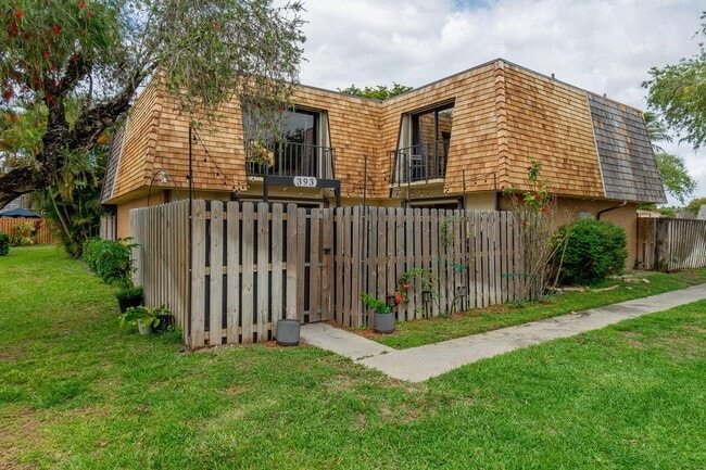 393 Lake Arbor Dr in Palm Springs, FL - Foto de edificio - Building Photo