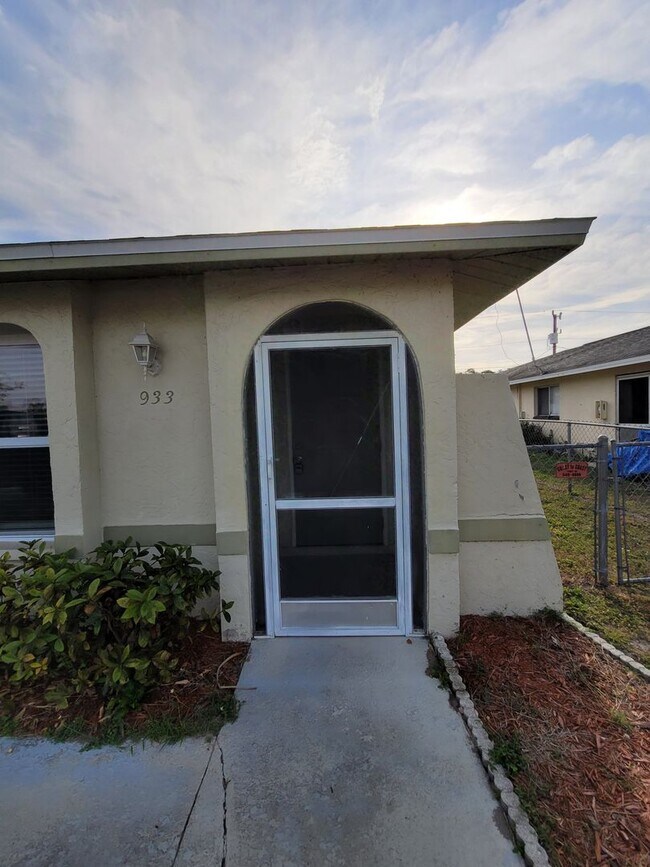 933 SE 23rd Pl in Cape Coral, FL - Building Photo - Building Photo