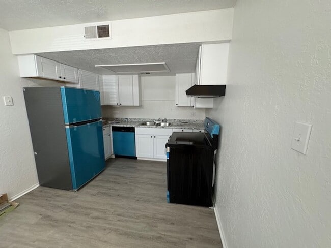 property at 1050 Meadowlark Ct SE