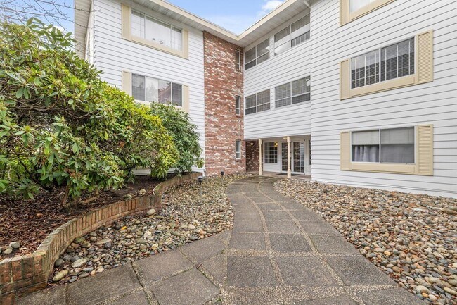 15010 Roper Ave in White Rock, BC - Building Photo - Building Photo