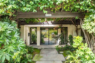 4321 Matilija Ave #9 in Sherman Oaks, CA - Building Photo - Building Photo