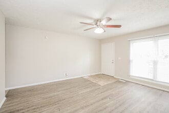 8302 42nd St in Indianapolis, IN - Foto de edificio - Building Photo