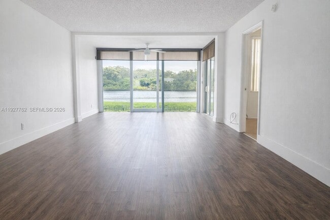 9450 Poinciana Pl in Davie, FL - Building Photo - Building Photo