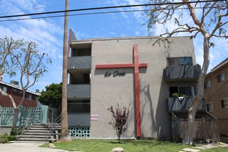 La Croix Apartments in Van Nuys, CA - Building Photo - Building Photo