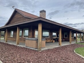 68590 Cloverdale Rd in Sisters, OR - Building Photo - Building Photo